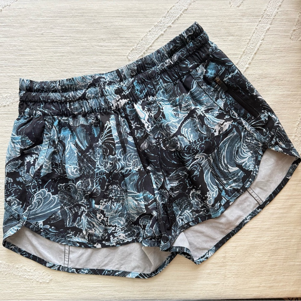 🌊LULULEMON Tracker Short V *4" — Black/Blue Wave Print- Size 8